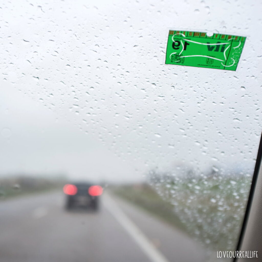 Cómo quitar el pegamento adhesivo de los cristales del coche: el mejor truco