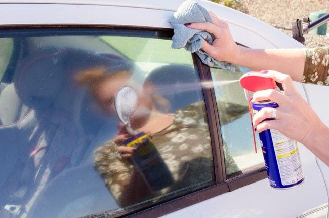 Cómo quitar el pegamento adhesivo de los cristales del coche: el mejor truco