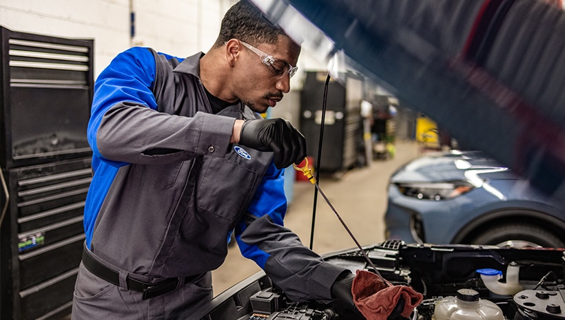 ¿Pierdo la garantía de mi auto nuevo si cambio el aceite o la radio?